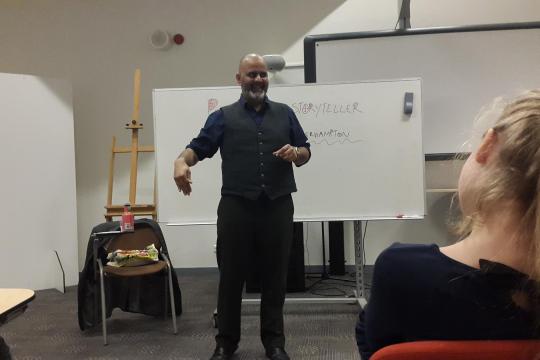 Story teller Peter Chand op Het College