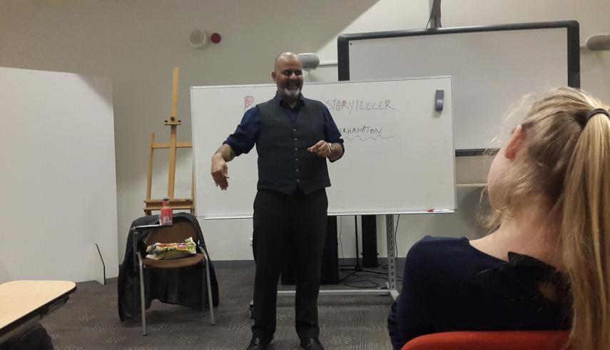Story teller Peter Chand op Het College