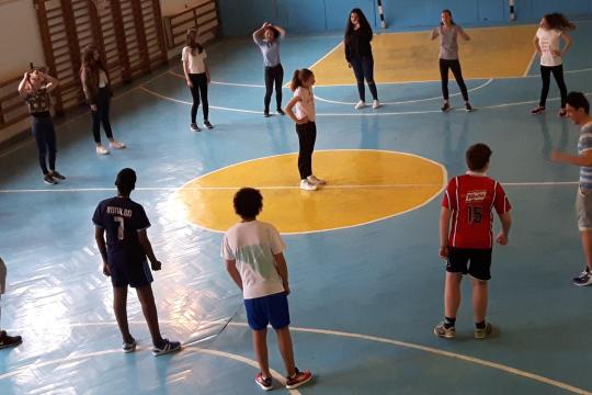 11 students from H2A visit the Alexandru Ceusianu Gimnaziul.