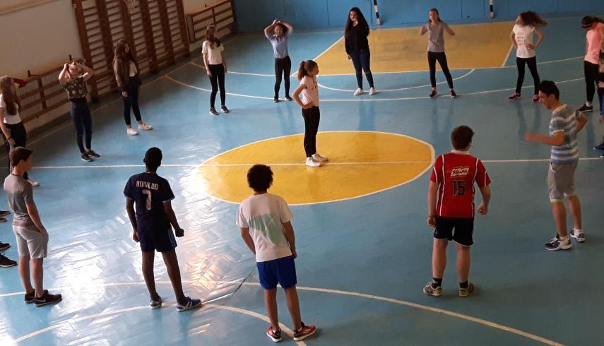 11 students from H2A visit the Alexandru Ceusianu Gimnaziul.